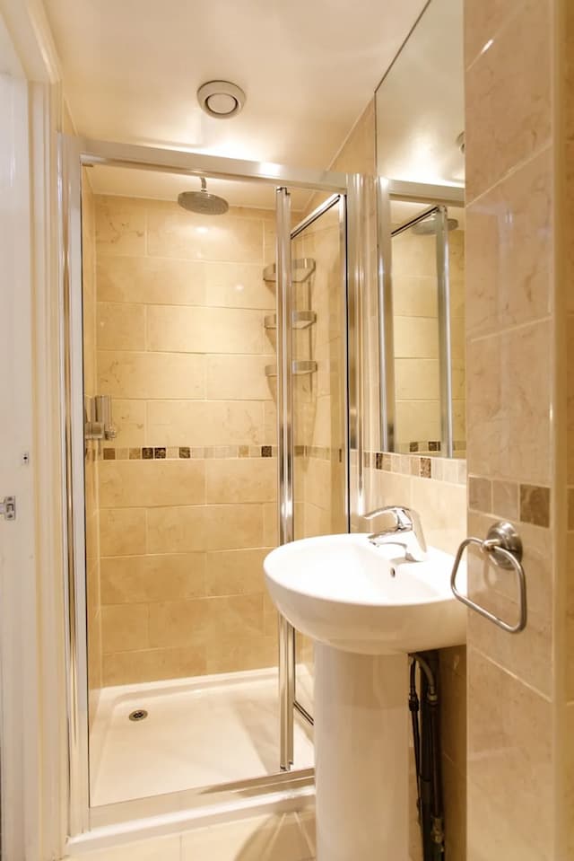 Jesmond Hotel-Quadruple Room, Ensuite-7