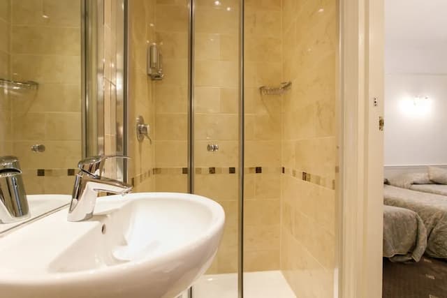 Jesmond Hotel-Room, Ensuite, Ground Floor (sleeps 5)-6