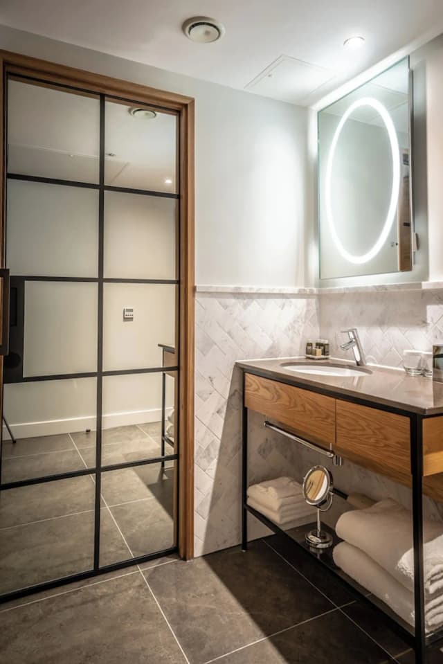 링컨 플라자 런던 쿠리오 컬렉션 바이 힐튼-Superior Room with Canary Wharf View-5