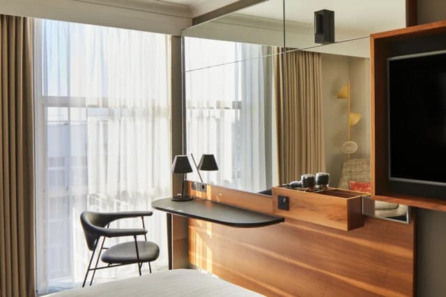 London Marriott Hotel Kensington-Deluxe Room, 1 Queen Bed-8