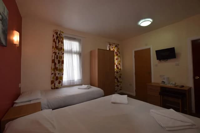 クランブルック ホテル-トリプルルーム-1