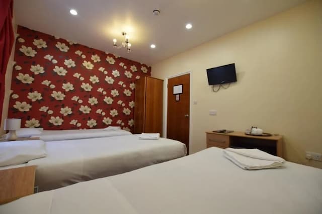 クランブルック ホテル-トリプルルーム-3