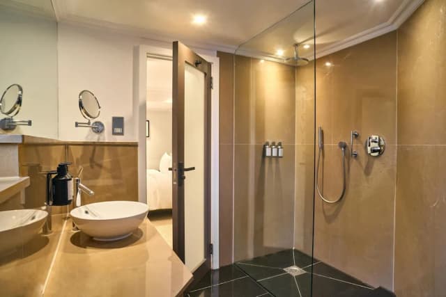 倫敦布魯姆茲伯里麗笙藍標飯店-標準雙人房 (Newly refurbished)-8