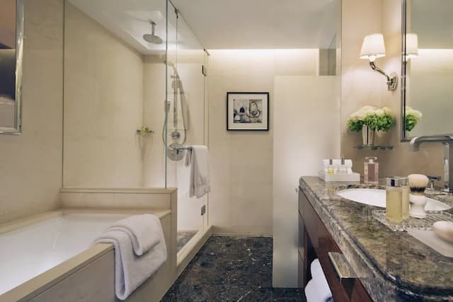 Four Seasons Hotel London at Park Lane-Deluxe Room-2