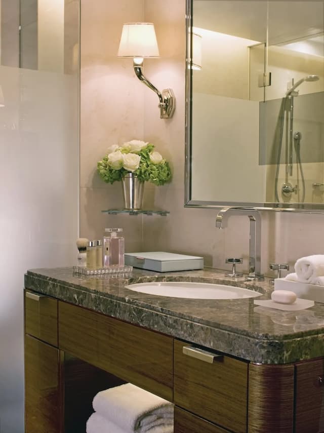 Four Seasons Hotel London at Park Lane-Deluxe Room, 1 King Bed-3