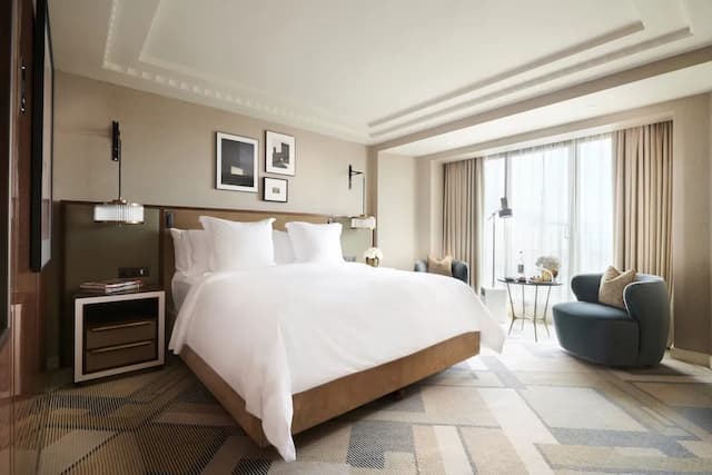 Four Seasons Hotel London at Park Lane-Deluxe Room, 1 King Bed-1