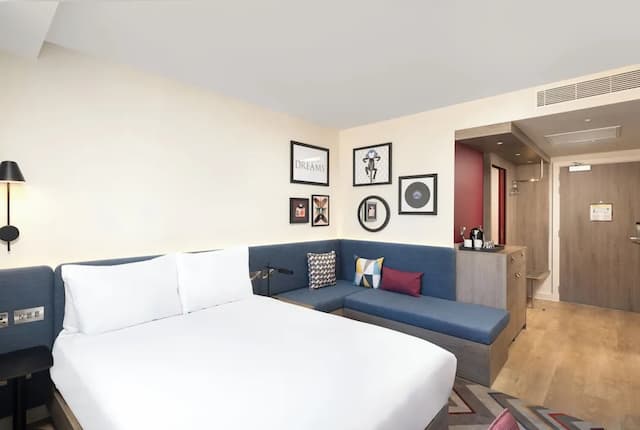 Hampton by Hilton London City-Room, 1 Queen Bed with Sofa bed-6
