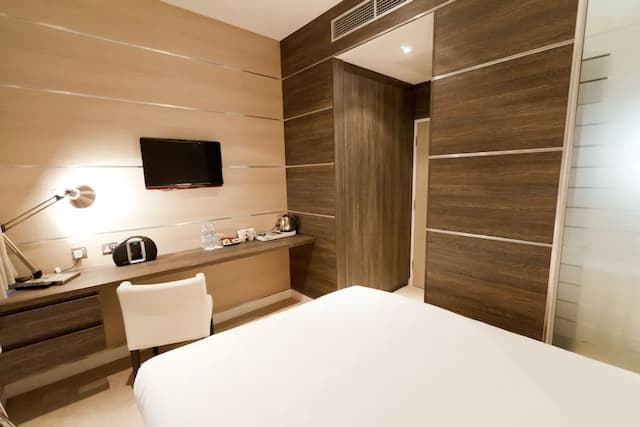 The Wesley Euston-Standard Double Room-2