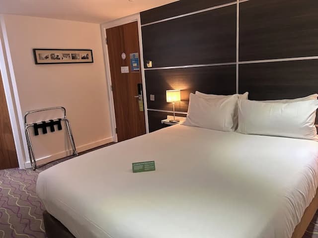 The Wesley Euston-Superior Room-8