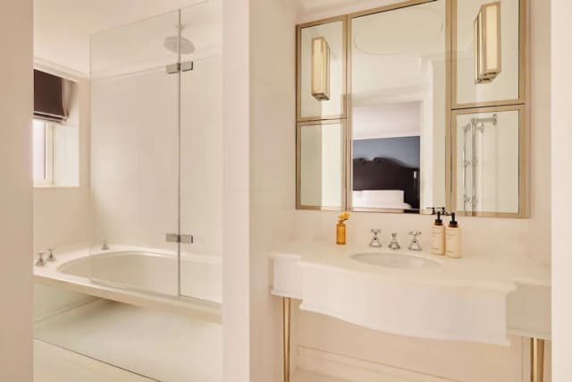 The Connaught, Maybourne-Deluxe Room-4