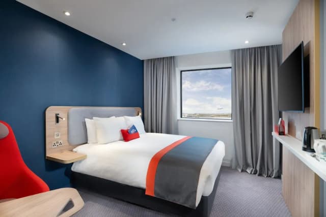 Holiday Inn Express London Heathrow T4 by IHG-Standard Room, 1 Double Bed (Free Hot Breakfast)-2