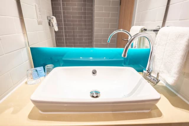 Holiday Inn Express London Heathrow T4 by IHG-Standard Room, 1 Double Bed (Free Hot Breakfast)-7