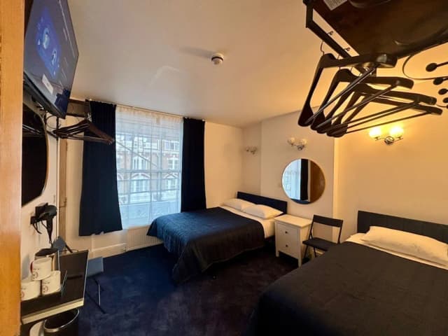 Jubilee Hotel Kensington-Triple Room-1