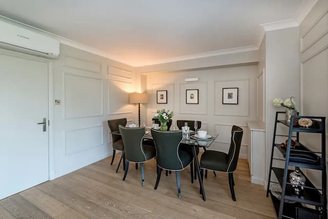 Buckingham & Lloyds-The Royal Albert Memorial-4