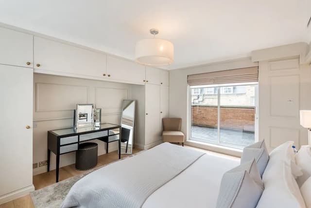 Buckingham & Lloyds-The Royal Albert Memorial-2