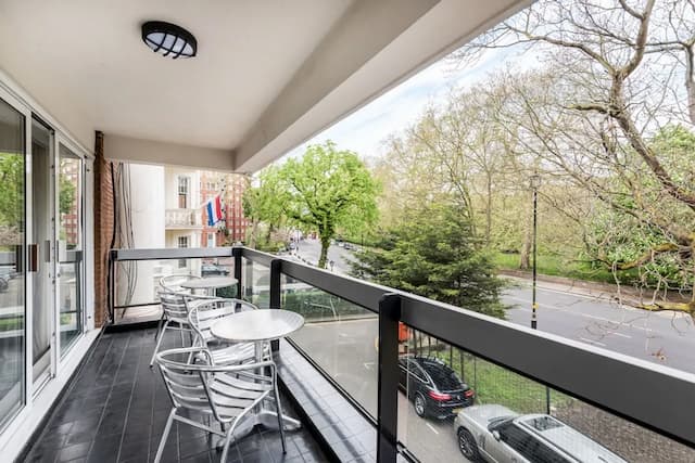 Buckingham & Lloyds-The Pug Apartment-10