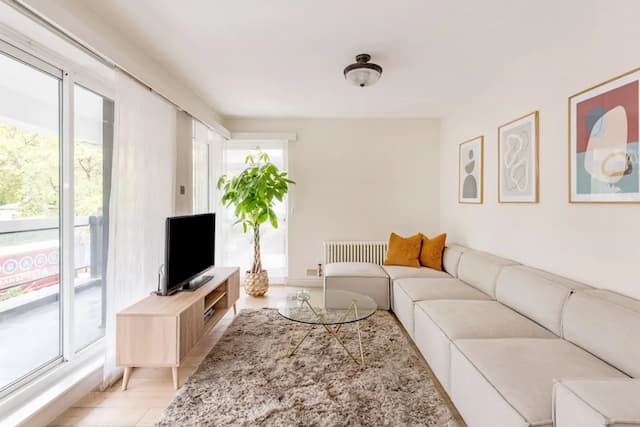 Buckingham & Lloyds-The Pug Apartment-8