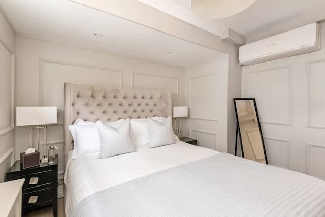 Buckingham & Lloyds-The Pug Apartment-4