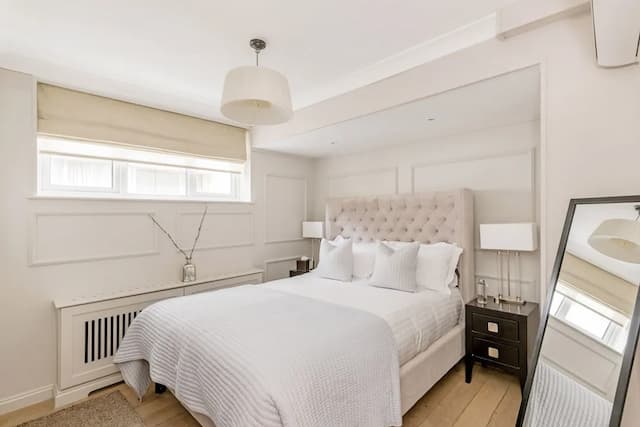 Buckingham & Lloyds-The Pug Apartment-5