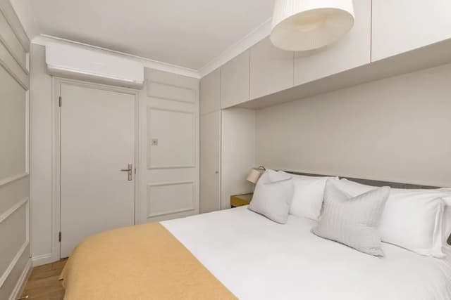 Buckingham & Lloyds-The Pug Apartment-3