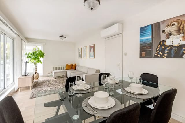 Buckingham & Lloyds-The Pug Apartment-1