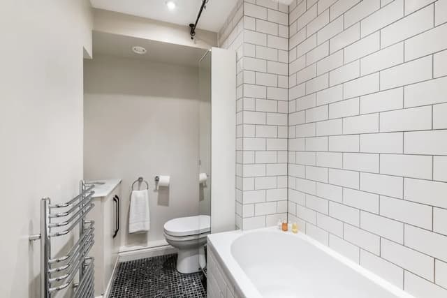 Buckingham & Lloyds-The Pug Apartment-12