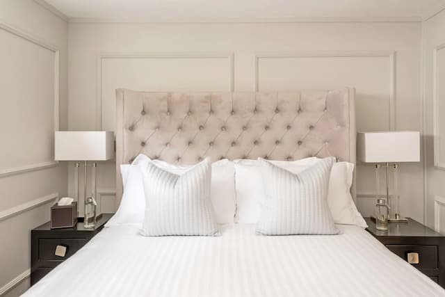 Buckingham & Lloyds-The Pug Apartment-6