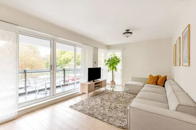 Buckingham & Lloyds-The Pug Apartment-11