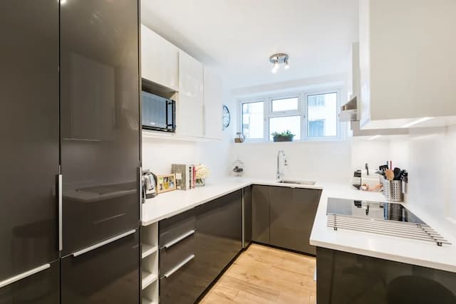 Buckingham & Lloyds-The Pug Apartment-7