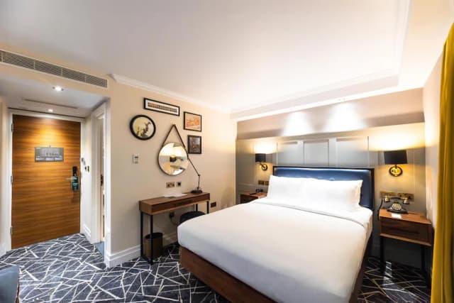 100 クイーンズゲートホテル ロンドン ケンジントン, キュリオコレクション by ヒルトン-Cosy Atrium-3