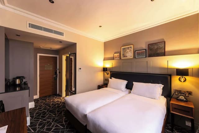 100 퀸스 게이트 호텔 런던, 큐리오 컬렉션 바이 힐튼-Superior Twin-2