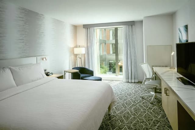 華盛頓西雅圖貝爾維尤市中心希爾頓花園酒店-客房, 1 張特大雙人床 (Drinks & Snacks)-1