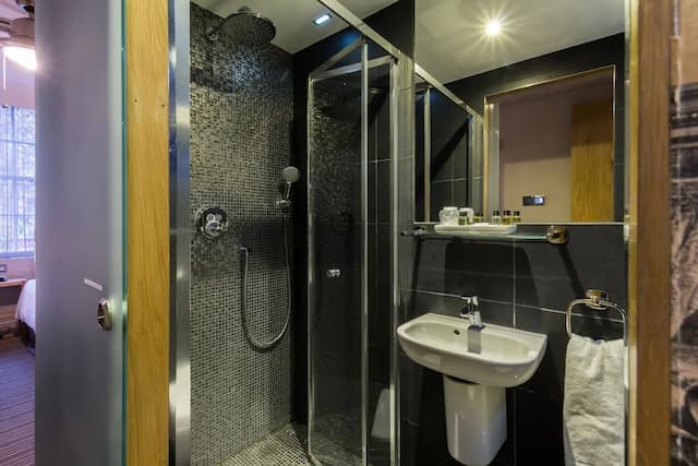 Arosfa Hotel London by Compass Hospitality-Basic Twin Room, 2 Twin Beds-11