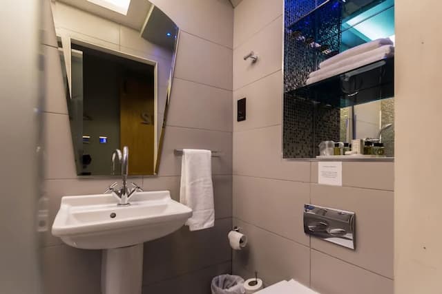 Arosfa Hotel London by Compass Hospitality-Basic Twin Room, 2 Twin Beds-15