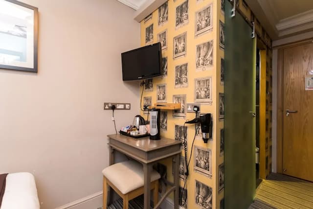 Arosfa Hotel London by Compass Hospitality-Basic Twin Room, 2 Twin Beds-5