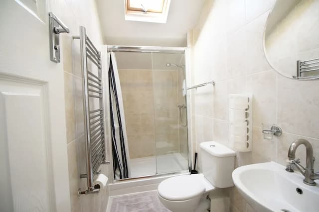 フレクシステイ アパートホテル トゥーティング-シングルルーム 専用バスルーム-10