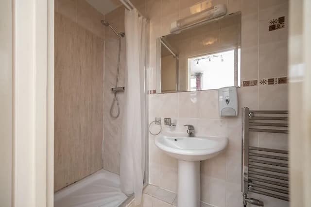 フレクシステイ アパートホテル トゥーティング-ダブルルーム 専用バスルーム-14