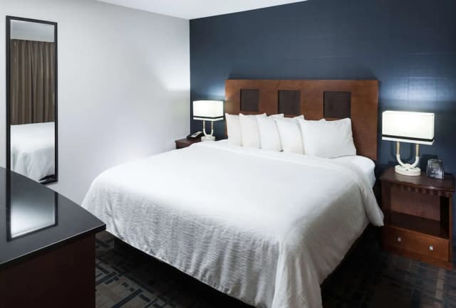 Embassy Suites by Hilton Anchorage-Suite, Multiple Beds, 2 Bathrooms-3