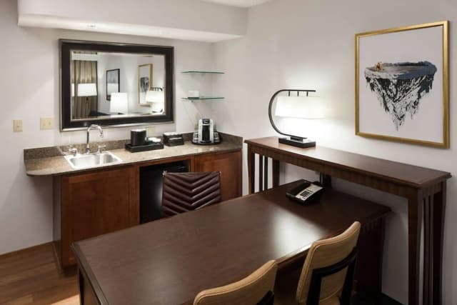 Embassy Suites by Hilton Anchorage-Premium Suite, 2 Queen Beds, Mountain View-4