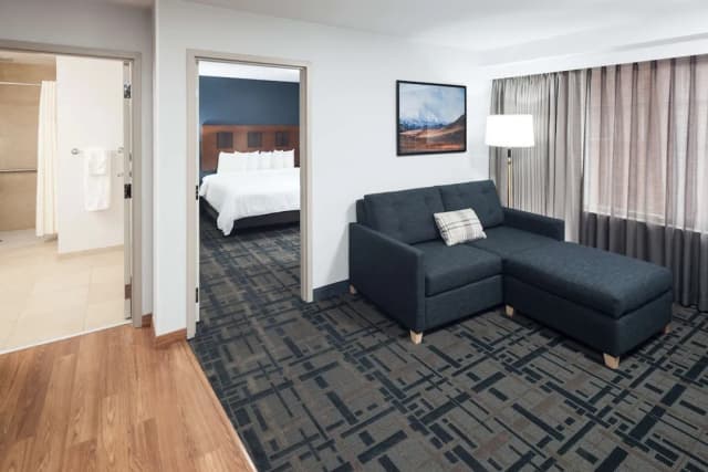 Embassy Suites by Hilton Anchorage-Room, 1 King Bed, Mountain View-7