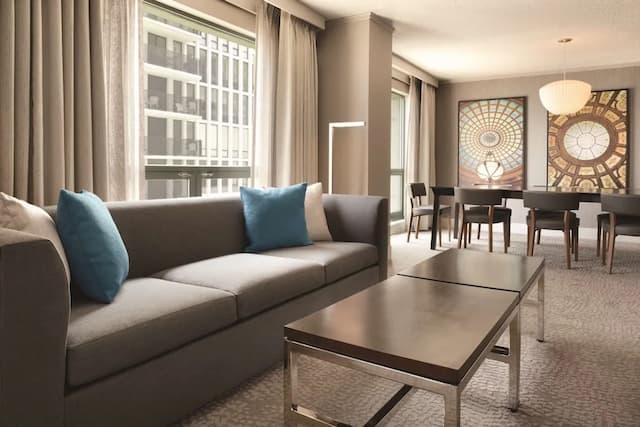 Hilton Chicago/Magnificent Mile Suites-套房, 1 张特大床, 无烟房 (Conference)-3