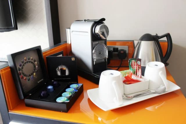 ダブルツリー バイ ヒルトン ロンドン - イーリング ホテル-ルーム クイーンベッド 1 台-10