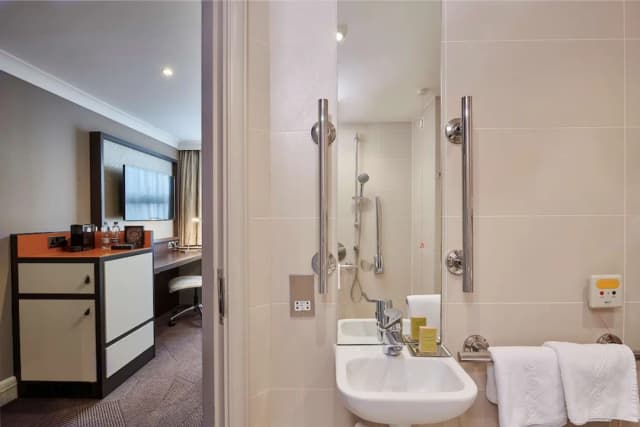 ダブルツリー バイ ヒルトン ロンドン - イーリング ホテル-ジュニア スイート クイーンベッド 1 台-2