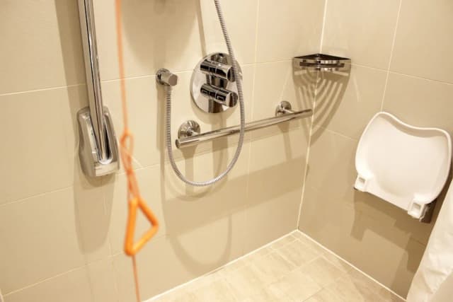 ダブルツリー バイ ヒルトン ロンドン - イーリング ホテル-ルーム クイーンベッド 1 台 バリアフリー-5