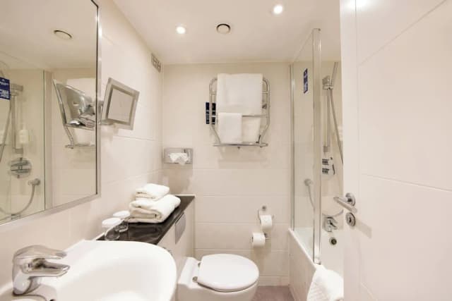 Thistle Trafalgar - Leicester Square-Standard Twin Room-4