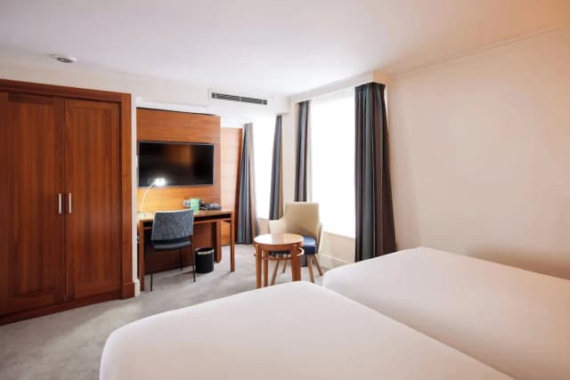 Thistle Trafalgar - Leicester Square-Deluxe Twin Room, 2 Twin Beds-5