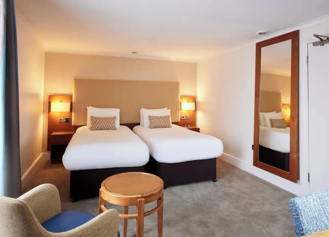 Thistle Trafalgar - Leicester Square-Deluxe Twin Room, 2 Twin Beds-1