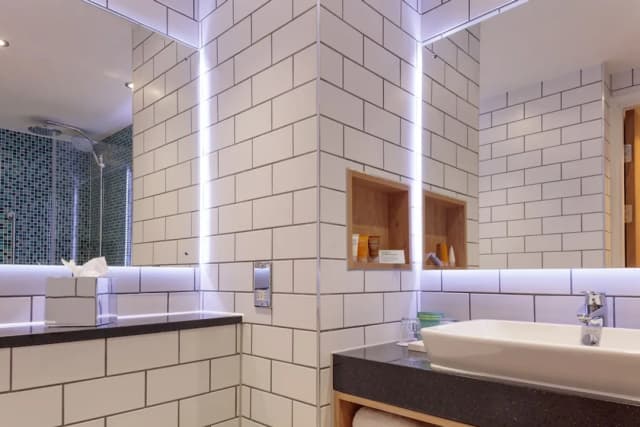 倫敦希斯路巴斯路假日酒店 (IHG 旗下酒店)-標準客房, 1 張加大雙人床及 1 張梳化床-10