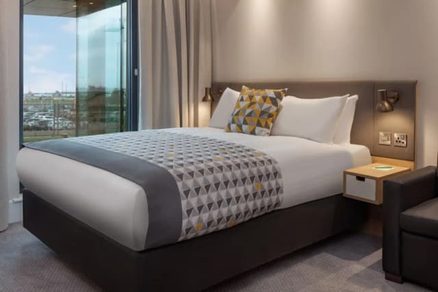 Holiday Inn London Heathrow - Bath Road by IHG-Family Room, 1 Queen Bed (Premium)-4