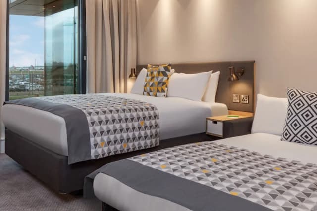 Holiday Inn London Heathrow - Bath Road by IHG-Family Room, 1 Queen Bed (Premium)-14